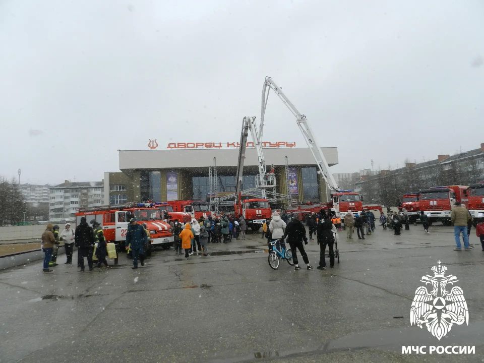 В едином строю. Во всех городах и районах республики сотрудники подразделений МЧС России стали участниками торжественных мероприятий, посвященных Дню пожарной охраны
