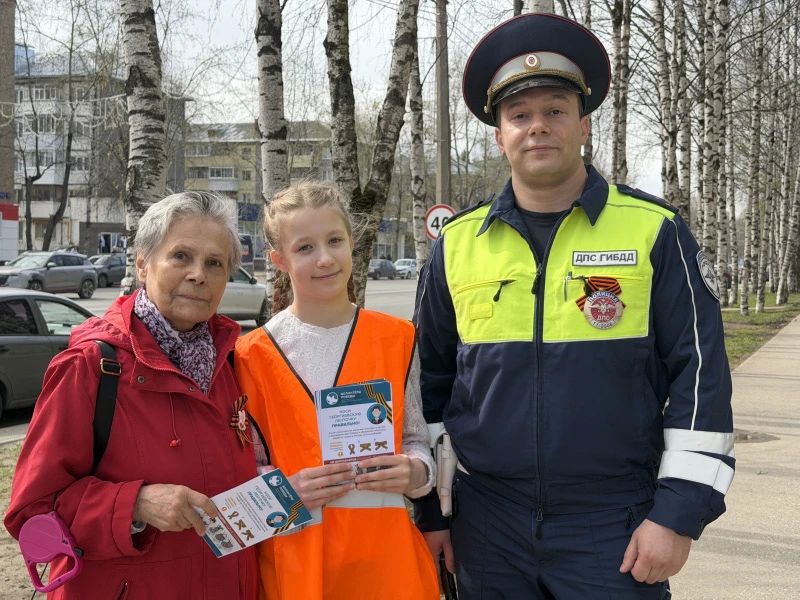 В Сыктывкаре сотрудники Госавтоинспекции и воспитанники детского дома провели патриотическую акцию «Георгиевская ленточка» В Сыктывкаре сотрудники Госавтоинспекции и воспитанники детского дома провели патриотическую акцию «Георгиевская ленточка»