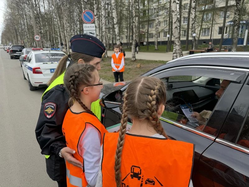 В Сыктывкаре сотрудники Госавтоинспекции и воспитанники детского дома провели патриотическую акцию «Георгиевская ленточка» В Сыктывкаре сотрудники Госавтоинспекции и воспитанники детского дома провели патриотическую акцию «Георгиевская ленточка»