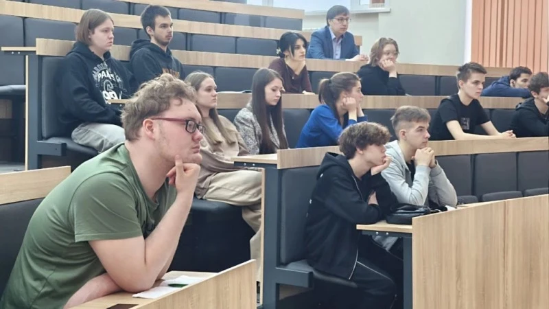 Полицейский и общественник предупредили первокурсников Сыктывкарского лесного института о рисках вербовки через интернет Полицейский и общественник предупредили первокурсников Сыктывкарского лесного института о рисках вербовки через интернет