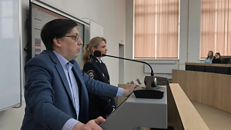 Полицейский и общественник предупредили первокурсников Сыктывкарского лесного института о рисках вербовки через интернет Полицейский и общественник предупредили первокурсников Сыктывкарского лесного института о рисках вербовки через интернет