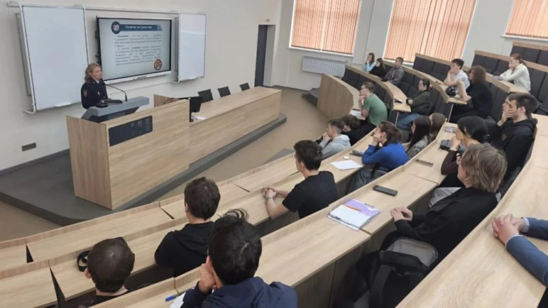 Полицейский и общественник предупредили первокурсников Сыктывкарского лесного института о рисках вербовки через интернет Полицейский и общественник предупредили первокурсников Сыктывкарского лесного института о рисках вербовки через интернет