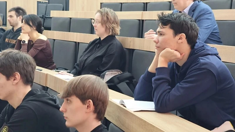 Полицейский и общественник предупредили первокурсников Сыктывкарского лесного института о рисках вербовки через интернет Полицейский и общественник предупредили первокурсников Сыктывкарского лесного института о рисках вербовки через интернет