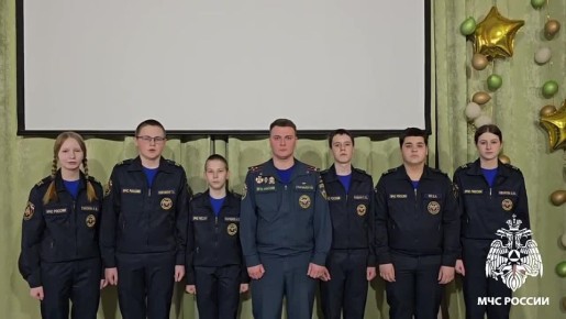 Мы за безопасность!. Сотрудник МЧС России Стефан Григорьев и кадеты пожарно-спасательного профиля Усинской школы напоминают родителям правила безопасности