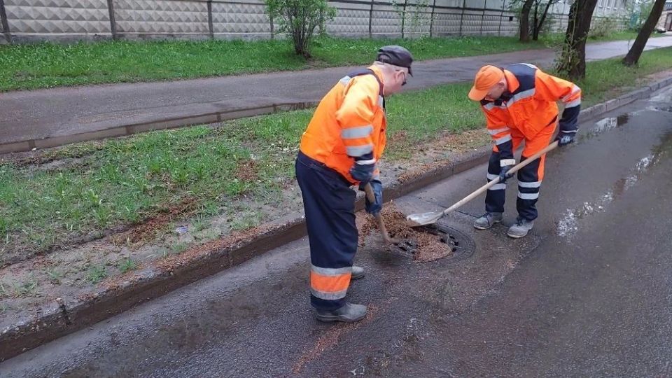 В Сыктывкаре идут работы по устранению последствий ночной грозы В Сыктывкаре идут работы по устранению последствий ночной грозы