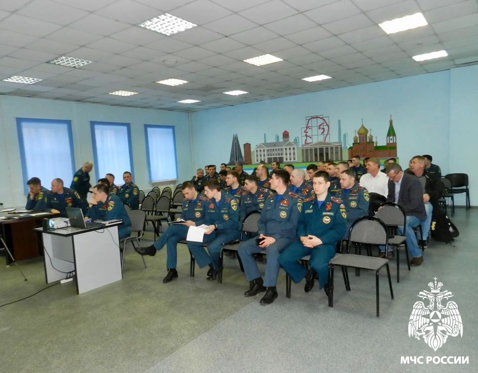 Укрепили знания. В Ухте прошли занятия для оперативного начальствующего состава аппарата Главного управления МЧС России по Республике Коми Укрепили знания. В Ухте прошли занятия для оперативного начальствующего состава аппарата Главного управления МЧС России по Республике Коми