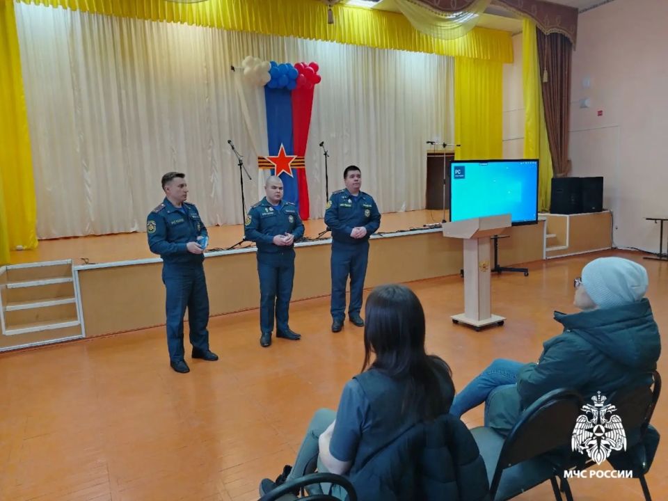 Лучший пример - личный!. Сотрудники МЧС России провели встречу с родителями учеников средней общеобразовательной школы «Ларионова» в Княжпогостском районе