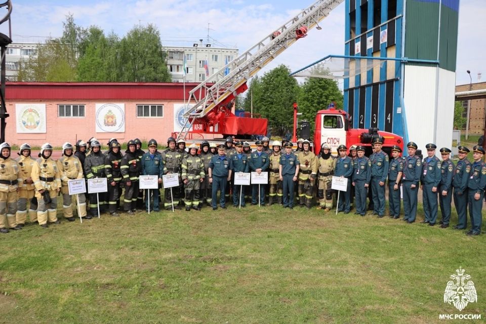 Состязания "с огоньком". В Сыктывкаре состоялся смотр-конкурс профессионального мастерства на звание «Лучшее звено газодымозащитной службы Республики Коми» Состязания "с огоньком". В Сыктывкаре состоялся смотр-конкурс профессионального мастерства на звание «Лучшее звено газодымозащитной службы Республики Коми»