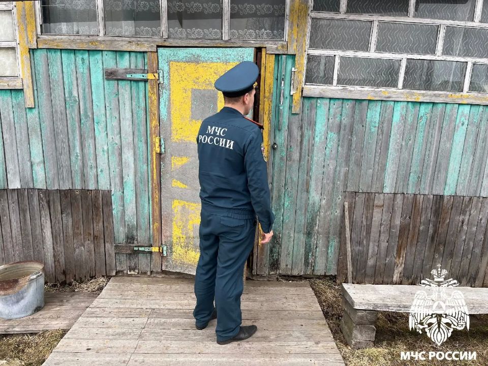 Ни дня без профилактики. Сотрудники МЧС России провели инструктажи безопасности с жителями поселка Усть-Лэкчим и села Позтыкерес и напомнили, что в период действия особого противопожарного режима запрещено: -использование... Ни дня без профилактики. Сотрудники МЧС России провели инструктажи безопасности с жителями поселка Усть-Лэкчим и села Позтыкерес и напомнили, что в период действия особого противопожарного режима запрещено: -использование...