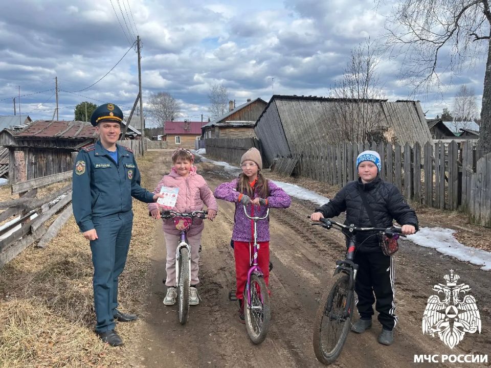Ни дня без профилактики. Сотрудники МЧС России провели инструктажи безопасности с жителями поселка Усть-Лэкчим и села Позтыкерес и напомнили, что в период действия особого противопожарного режима запрещено: -использование...