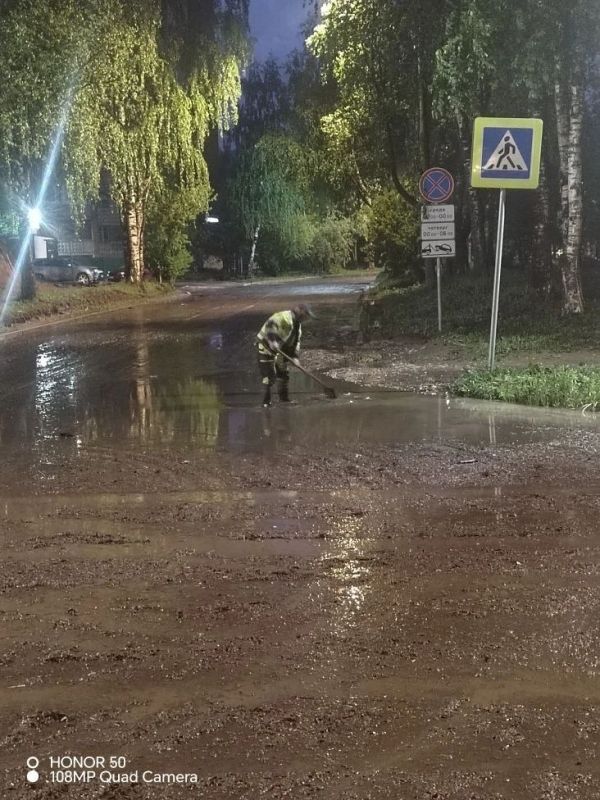 Максим Мартышин: За ночь коммунальные службы города устранили последствия ливня Максим Мартышин: За ночь коммунальные службы города устранили последствия ливня