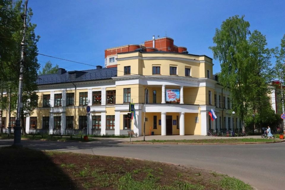 Максим Мартышин: Друзья, недавно рассказывал вам о двух фасадах, которые мы планируем отремонтировать в этом году Максим Мартышин: Друзья, недавно рассказывал вам о двух фасадах, которые мы планируем отремонтировать в этом году