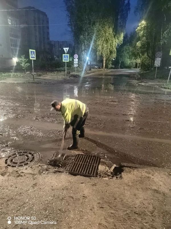 Максим Мартышин: За ночь коммунальные службы города устранили последствия ливня Максим Мартышин: За ночь коммунальные службы города устранили последствия ливня