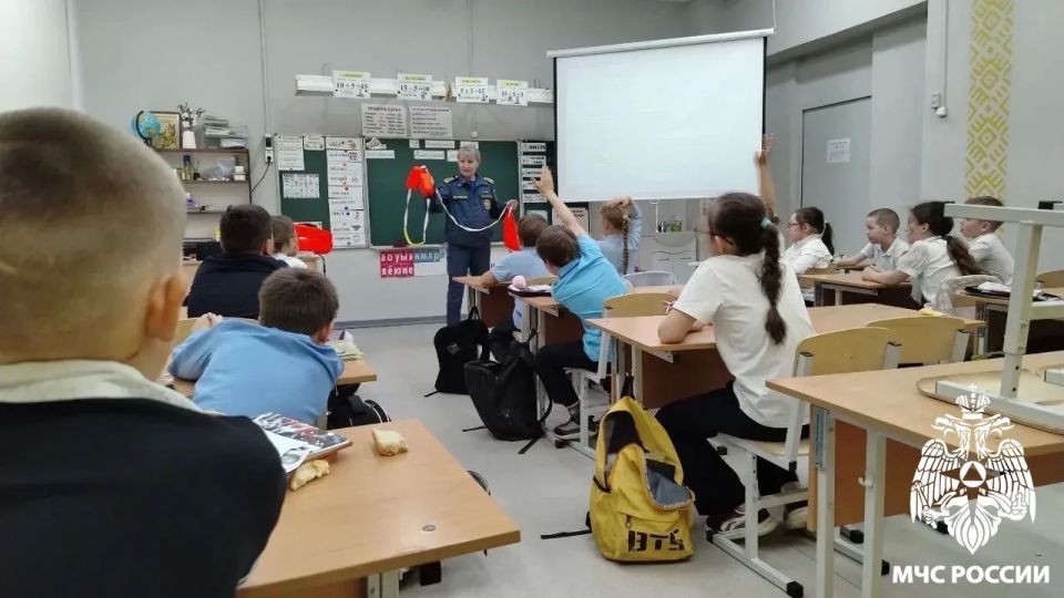 Урок безопасности. Сотрудники МЧС России провели практическое занятие по безопасности на водоемах со школьниками села Усть-Кулом Урок безопасности. Сотрудники МЧС России провели практическое занятие по безопасности на водоемах со школьниками села Усть-Кулом