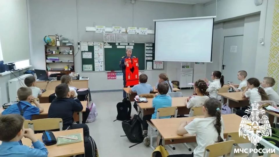 Урок безопасности. Сотрудники МЧС России провели практическое занятие по безопасности на водоемах со школьниками села Усть-Кулом Урок безопасности. Сотрудники МЧС России провели практическое занятие по безопасности на водоемах со школьниками села Усть-Кулом