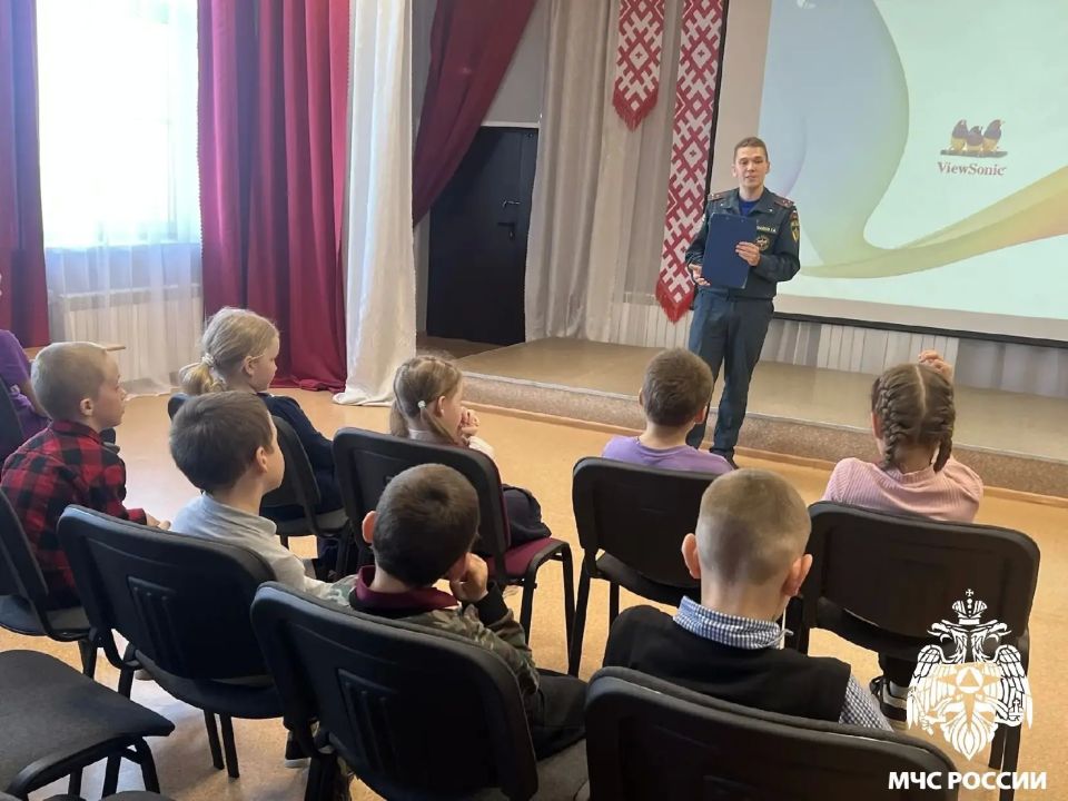 Не шути с огнем. Старший дознаватель Евгений Михайлов встретился с учащимися школы села Нившера Не шути с огнем. Старший дознаватель Евгений Михайлов встретился с учащимися школы села Нившера