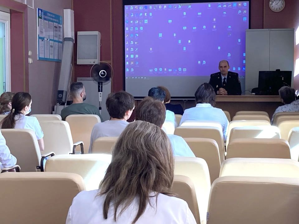 Полицейские Сыктывкара провели обучающую беседу о мошенничестве для медицинских работников Полицейские Сыктывкара провели обучающую беседу о мошенничестве для медицинских работников