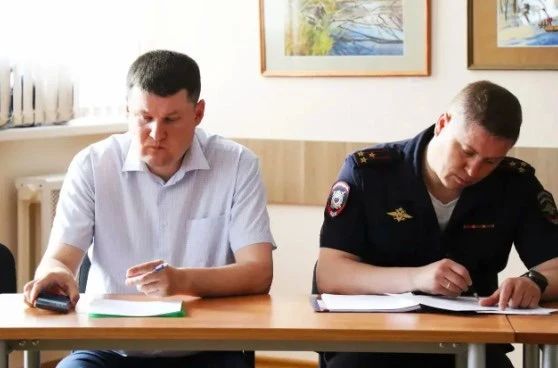 Сотрудники МВД по Коми провели рабочую встречу с работодателями и представителями национально-культурных объединений Сотрудники МВД по Коми провели рабочую встречу с работодателями и представителями национально-культурных объединений