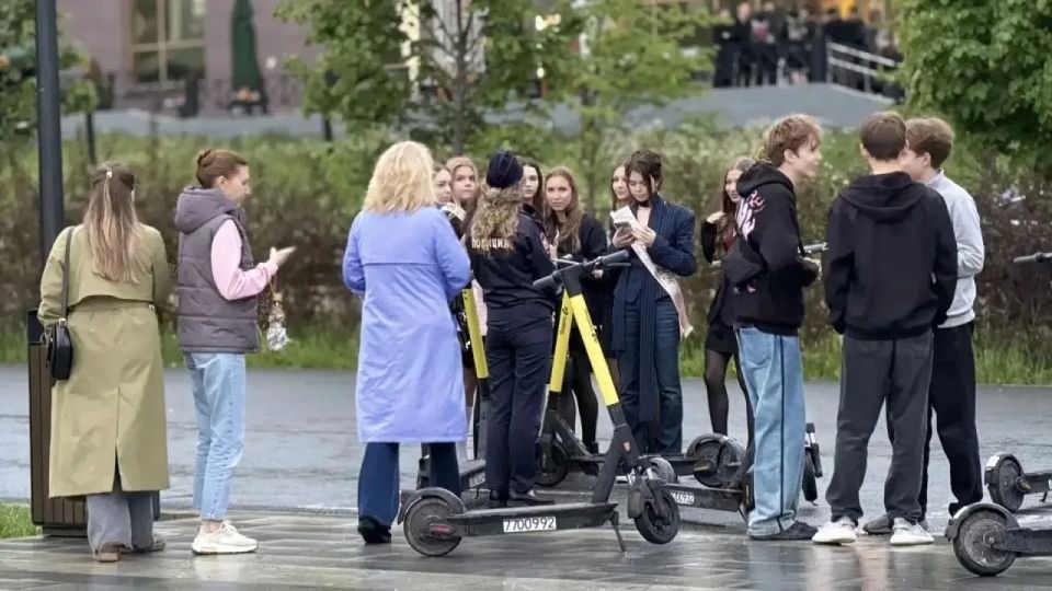 В период проведения праздничных мероприятий, посвящённых Последнему звонку, особое внимание уделялось безопасности несовершеннолетних В период проведения праздничных мероприятий, посвящённых Последнему звонку, особое внимание уделялось безопасности несовершеннолетних