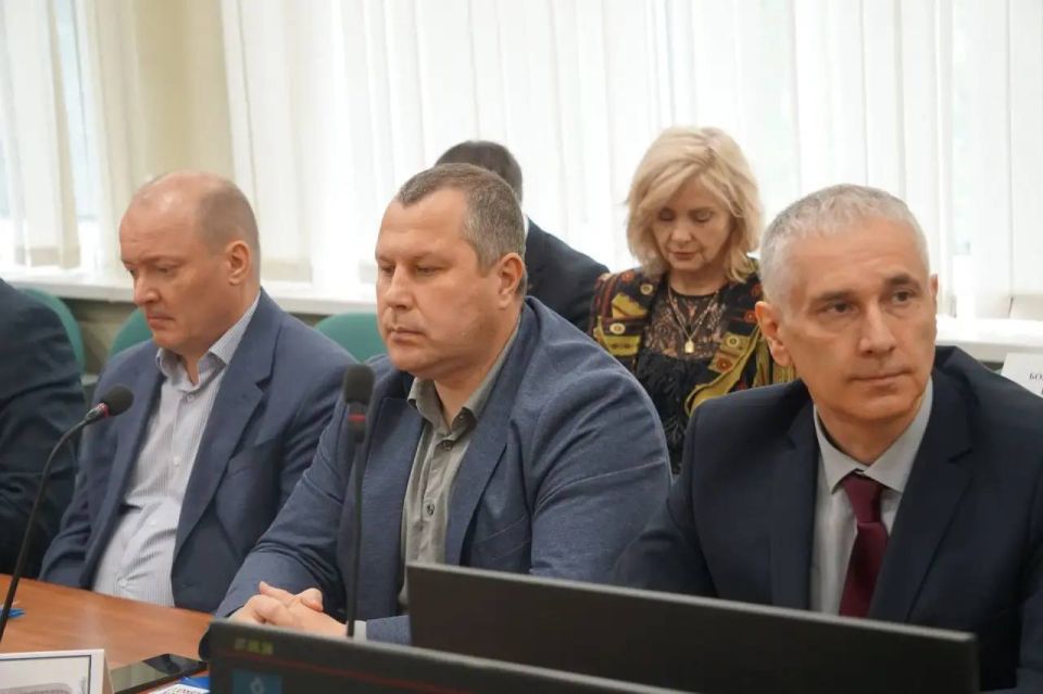 Максим Мартышин: Сегодня на общегородской планерке заслушали краткие доклады коммунальщиков и ресурсников Максим Мартышин: Сегодня на общегородской планерке заслушали краткие доклады коммунальщиков и ресурсников