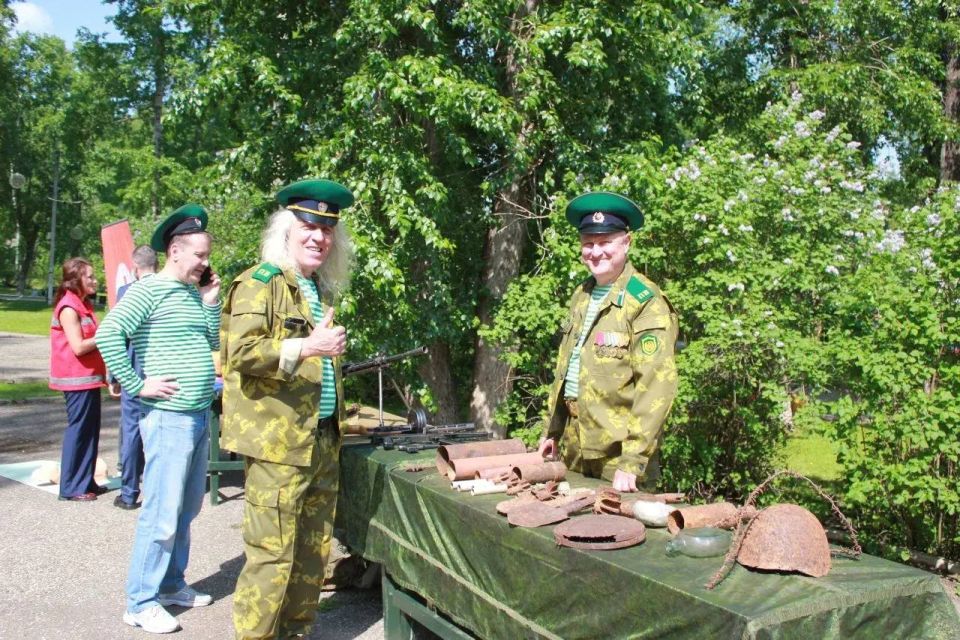«Там, где начинается Родина» - так назывался концерт в честь Дня пограничника, который прошёл сегодня у Дома развития культуры и искусства «Там, где начинается Родина» - так назывался концерт в честь Дня пограничника, который прошёл сегодня у Дома развития культуры и искусства