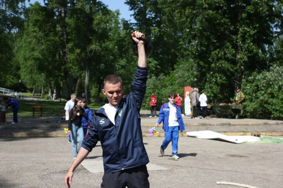 «Там, где начинается Родина» - так назывался концерт в честь Дня пограничника, который прошёл сегодня у Дома развития культуры и искусства «Там, где начинается Родина» - так назывался концерт в честь Дня пограничника, который прошёл сегодня у Дома развития культуры и искусства