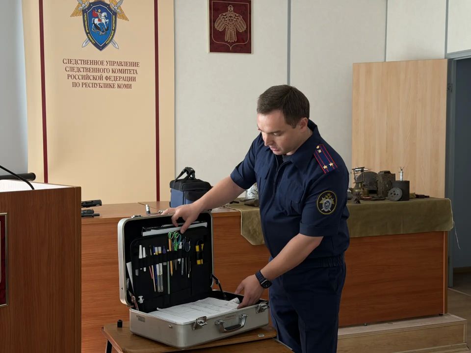 Сотрудники следственного управления провели занятие со школьниками Сотрудники следственного управления провели занятие со школьниками
