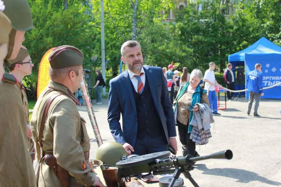 «Там, где начинается Родина» - так назывался концерт в честь Дня пограничника, который прошёл сегодня у Дома развития культуры и искусства «Там, где начинается Родина» - так назывался концерт в честь Дня пограничника, который прошёл сегодня у Дома развития культуры и искусства