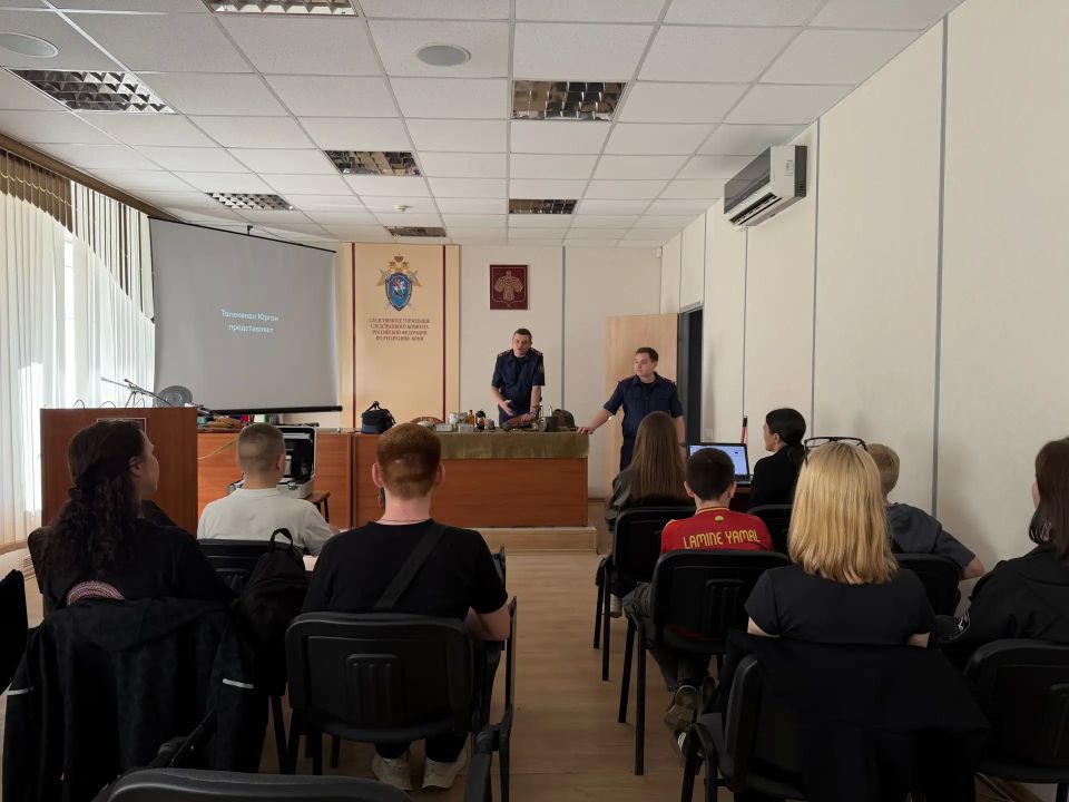 Сотрудники следственного управления провели занятие со школьниками Сотрудники следственного управления провели занятие со школьниками