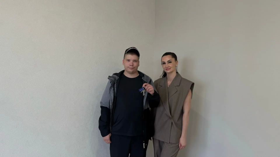 В Сыктывкаре продолжают вручать ключи детям-сиротам В Сыктывкаре продолжают вручать ключи детям-сиротам