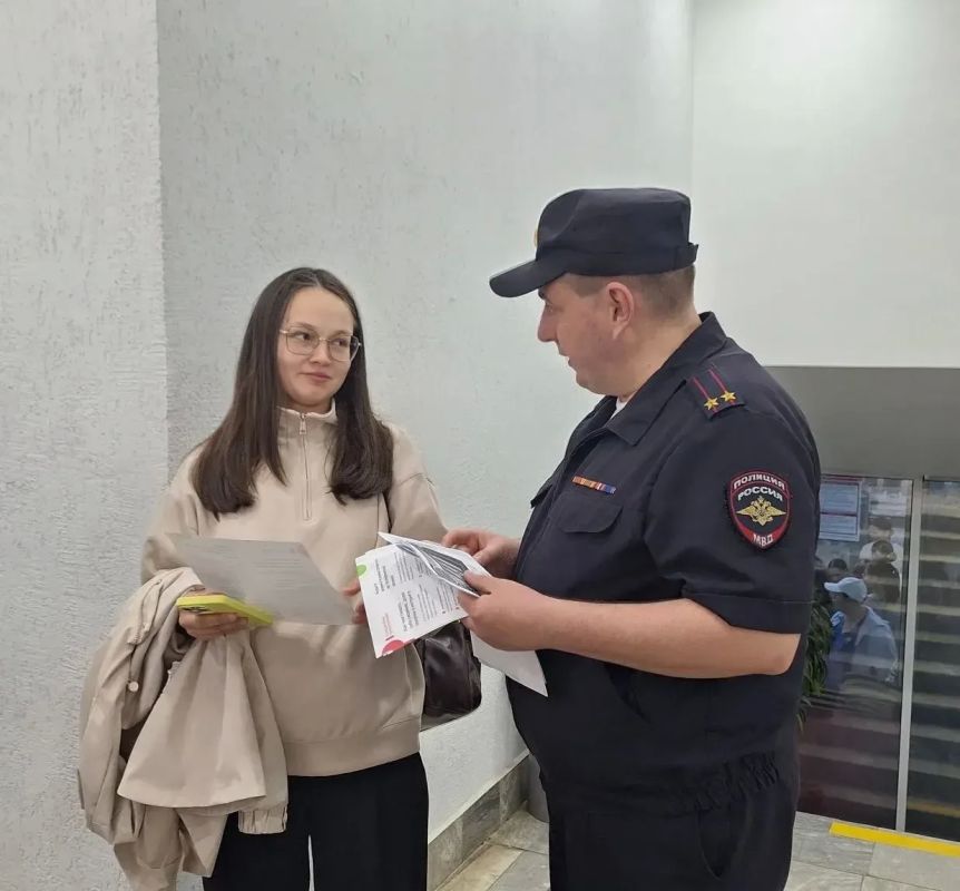 В Сыктывкаре полицейские организовали тематические площадки для юных горожан в рамках фестиваля детства и юности В Сыктывкаре полицейские организовали тематические площадки для юных горожан в рамках фестиваля детства и юности