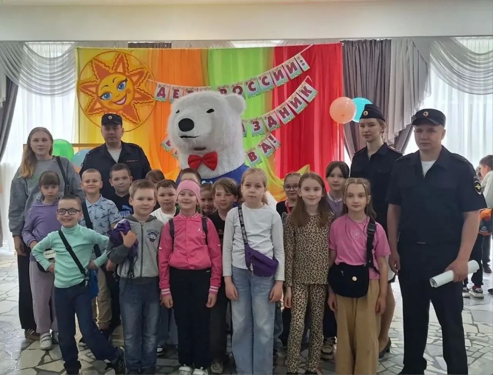 В Сыктывкаре полицейские организовали тематические площадки для юных горожан в рамках фестиваля детства и юности В Сыктывкаре полицейские организовали тематические площадки для юных горожан в рамках фестиваля детства и юности
