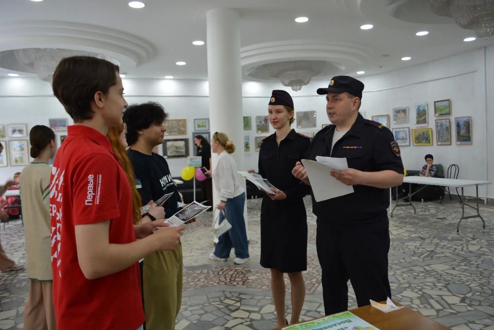 В Сыктывкаре полицейские организовали тематические площадки для юных горожан в рамках фестиваля детства и юности В Сыктывкаре полицейские организовали тематические площадки для юных горожан в рамках фестиваля детства и юности