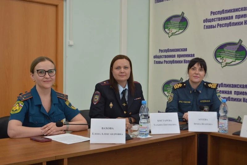 Полицейские Сыктывкара приняли участие в прямой линии «Безопасные летние каникулы» Полицейские Сыктывкара приняли участие в прямой линии «Безопасные летние каникулы»