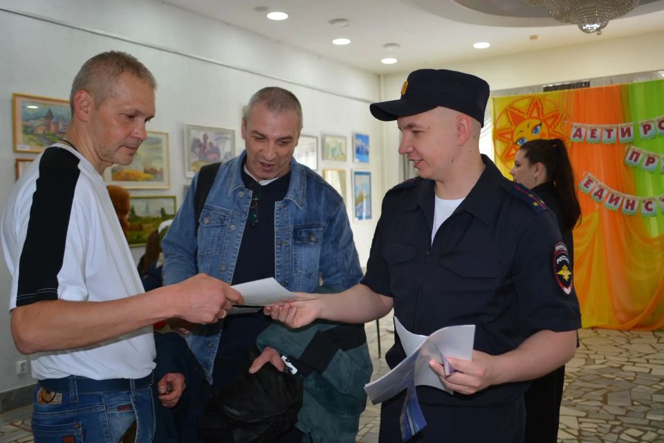 В Сыктывкаре полицейские организовали тематические площадки для юных горожан в рамках фестиваля детства и юности В Сыктывкаре полицейские организовали тематические площадки для юных горожан в рамках фестиваля детства и юности