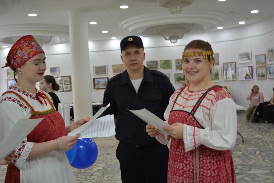 В Сыктывкаре полицейские организовали тематические площадки для юных горожан в рамках фестиваля детства и юности В Сыктывкаре полицейские организовали тематические площадки для юных горожан в рамках фестиваля детства и юности