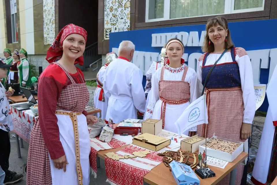Ростислав Гольдштейн: Друзья, 12 июня в Сыктывкаре мы отметим День России и День города большим, красочным фестивалем! Ростислав Гольдштейн: Друзья, 12 июня в Сыктывкаре мы отметим День России и День города большим, красочным фестивалем!