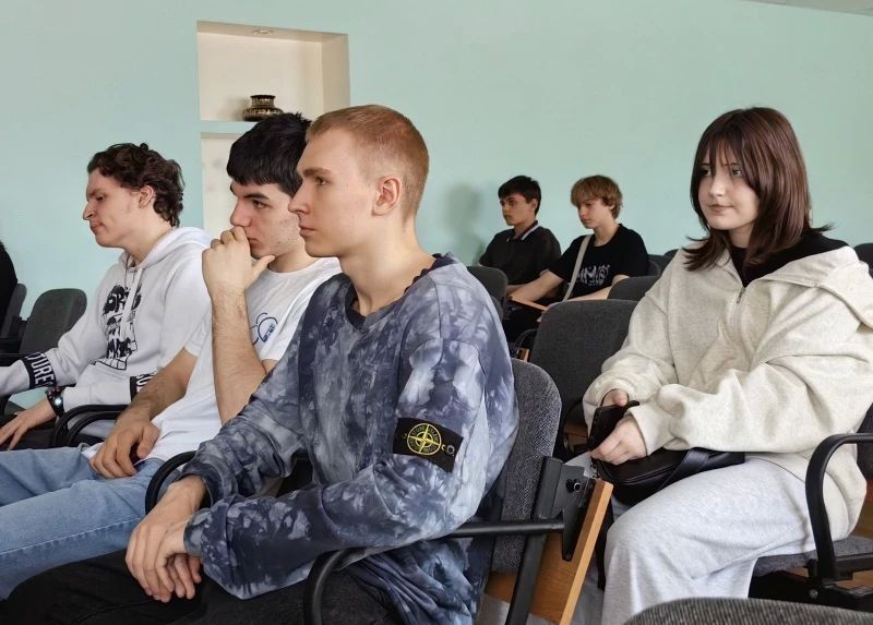 Полицейские и общественники Воркуты напомнили школьникам о бережном отношении к русскому языку Полицейские и общественники Воркуты напомнили школьникам о бережном отношении к русскому языку