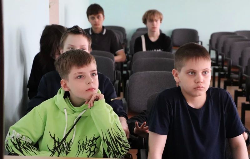 Полицейские и общественники Воркуты напомнили школьникам о бережном отношении к русскому языку Полицейские и общественники Воркуты напомнили школьникам о бережном отношении к русскому языку