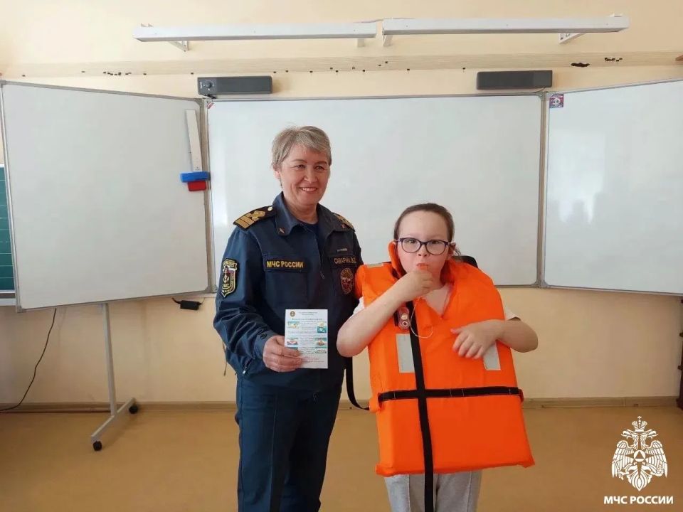 Лето БЕЗ опасностей. О безопасности на каникулах с отдыхающими детского оздоровительного лагеря средней школы села Усть-Кулом побеседовали сотрудники ГИМС Лето БЕЗ опасностей. О безопасности на каникулах с отдыхающими детского оздоровительного лагеря средней школы села Усть-Кулом побеседовали сотрудники ГИМС
