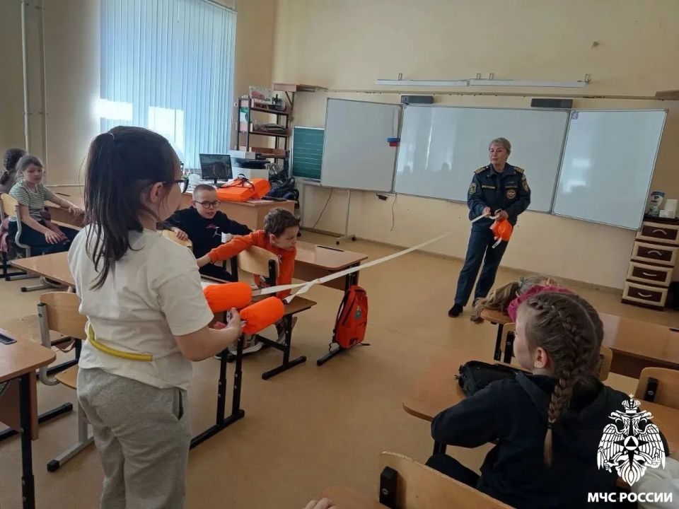 Лето БЕЗ опасностей. О безопасности на каникулах с отдыхающими детского оздоровительного лагеря средней школы села Усть-Кулом побеседовали сотрудники ГИМС Лето БЕЗ опасностей. О безопасности на каникулах с отдыхающими детского оздоровительного лагеря средней школы села Усть-Кулом побеседовали сотрудники ГИМС