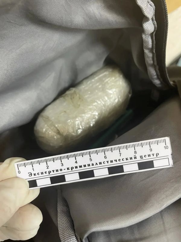 В Ухте полицейские с поличным задержали группу наркосбытчиков В Ухте полицейские с поличным задержали группу наркосбытчиков