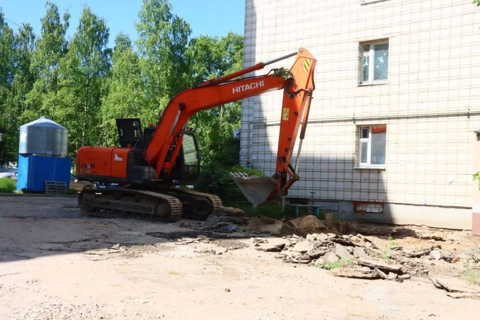 Максим Мартышин: В Сыктывкаре стартовала дворовая ремонтная кампания Максим Мартышин: В Сыктывкаре стартовала дворовая ремонтная кампания