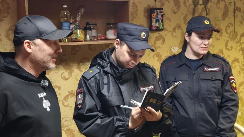 В Сыктывкаре сотрудники полиции и общественники провели профилактический рейд в рамках операции «Нелегал» В Сыктывкаре сотрудники полиции и общественники провели профилактический рейд в рамках операции «Нелегал»