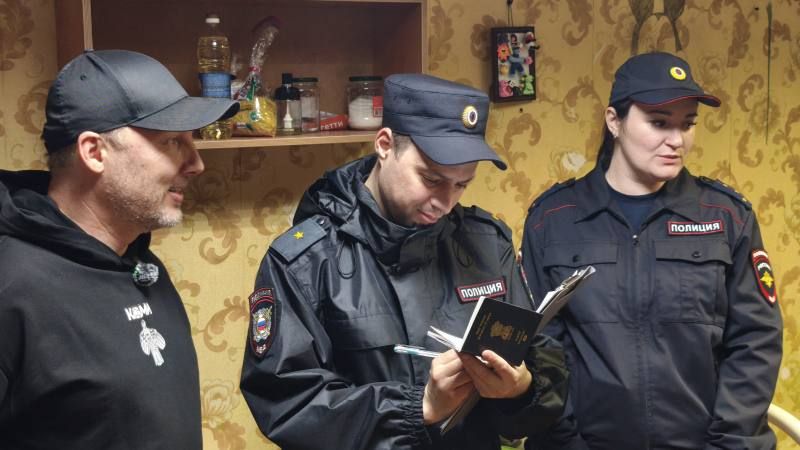 В Сыктывкаре сотрудники полиции и общественники провели профилактический рейд в рамках операции «Нелегал» В Сыктывкаре сотрудники полиции и общественники провели профилактический рейд в рамках операции «Нелегал»