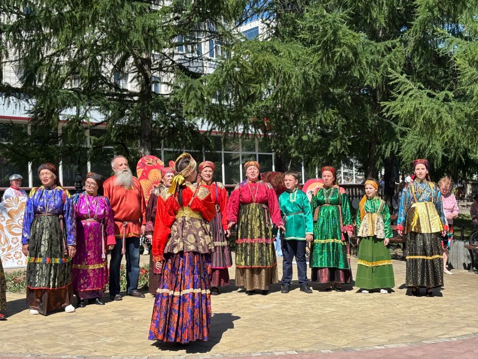 Цветы, хоровод и живая традиция на празднике в Сыктывкаре Цветы, хоровод и живая традиция на празднике в Сыктывкаре