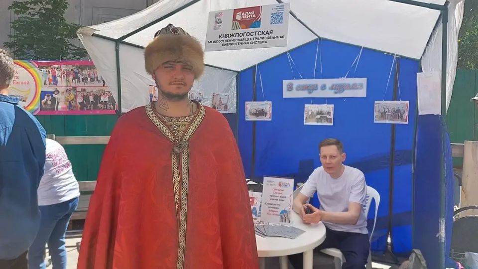 На пешеходной зоне на улице Коммунистической развернулась межрегиональная книжная выставка-ярмарка «Алая лента» На пешеходной зоне на улице Коммунистической развернулась межрегиональная книжная выставка-ярмарка «Алая лента»