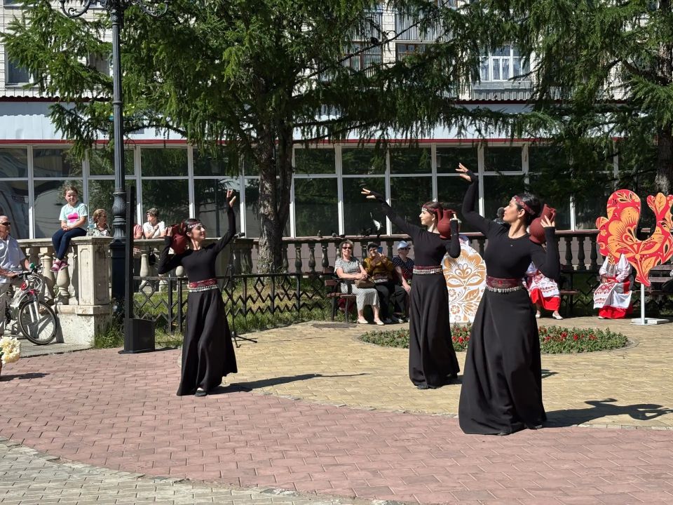 Цветы, хоровод и живая традиция на празднике в Сыктывкаре Цветы, хоровод и живая традиция на празднике в Сыктывкаре