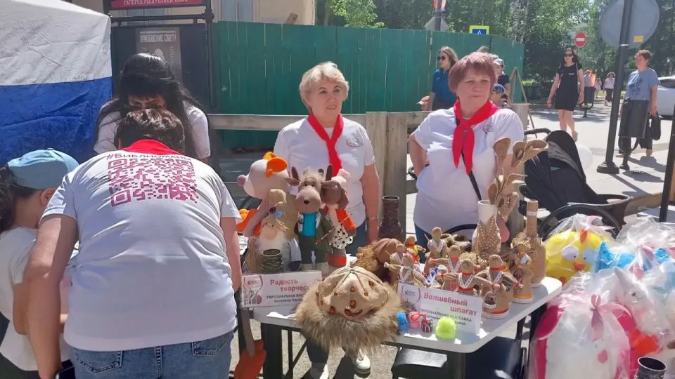 На пешеходной зоне на улице Коммунистической развернулась межрегиональная книжная выставка-ярмарка «Алая лента» На пешеходной зоне на улице Коммунистической развернулась межрегиональная книжная выставка-ярмарка «Алая лента»