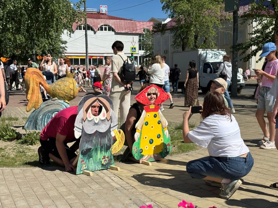 Цветы, хоровод и живая традиция на празднике в Сыктывкаре Цветы, хоровод и живая традиция на празднике в Сыктывкаре